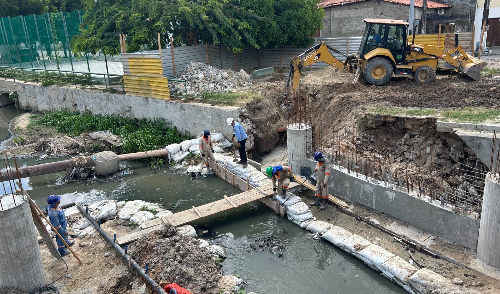 operários trabalhando na construção da ponte